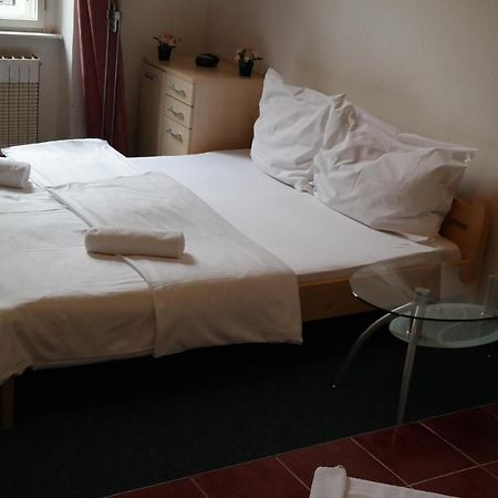 Hotel Praha Club Bed & Breakfast Bagian luar foto
