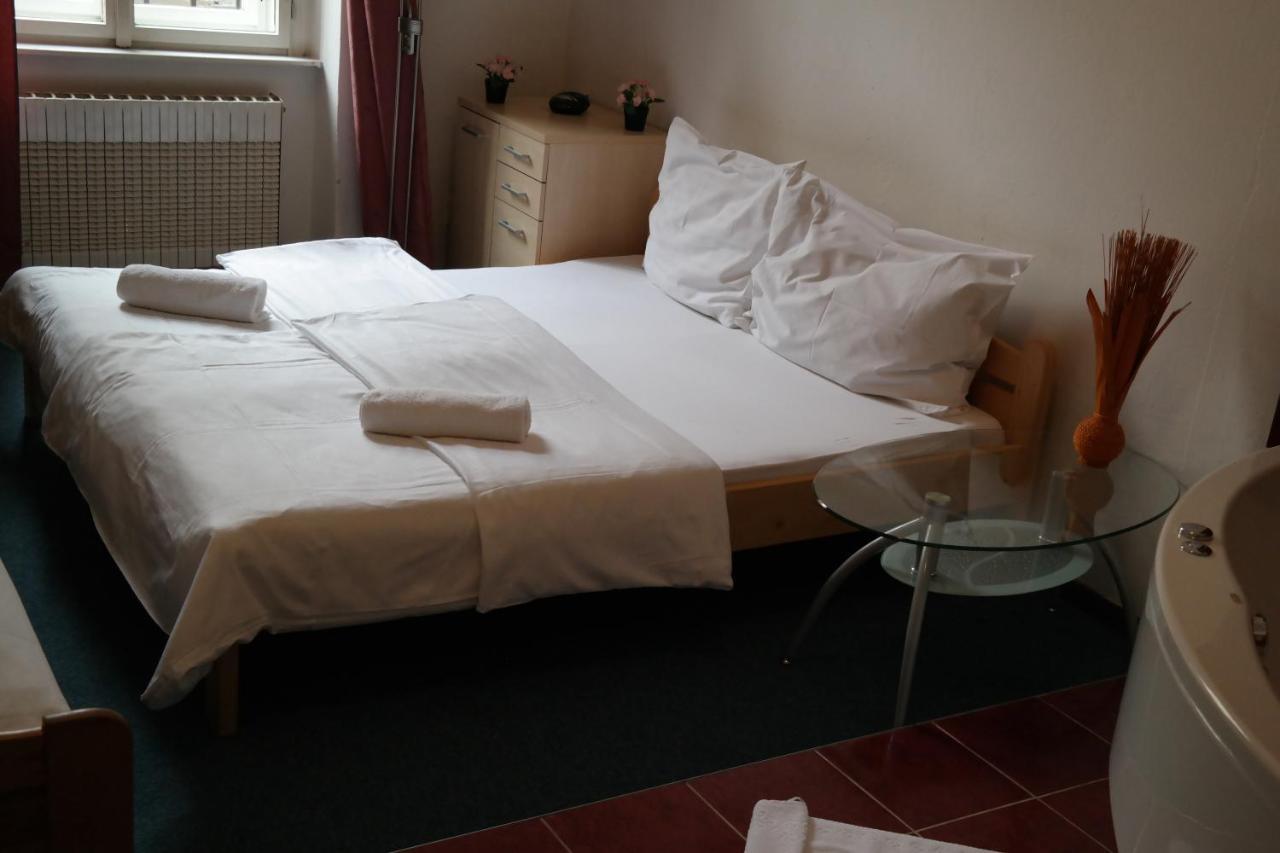 Hotel Praha Club Bed & Breakfast Bagian luar foto