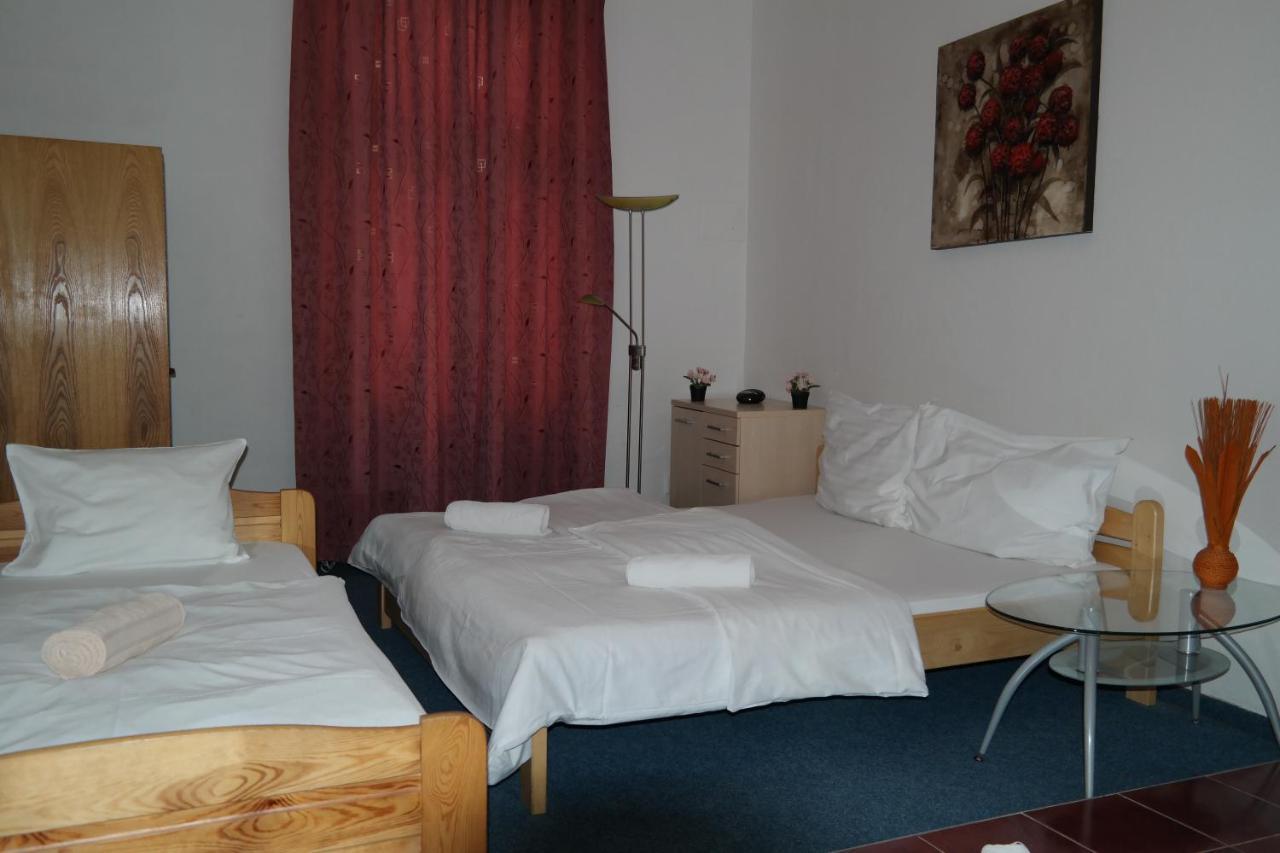 Hotel Praha Club Bed & Breakfast Bagian luar foto